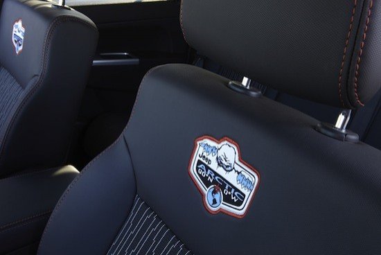 Tapicería especial y con las insignias de la edición Jeep Wrangler Arctic.
