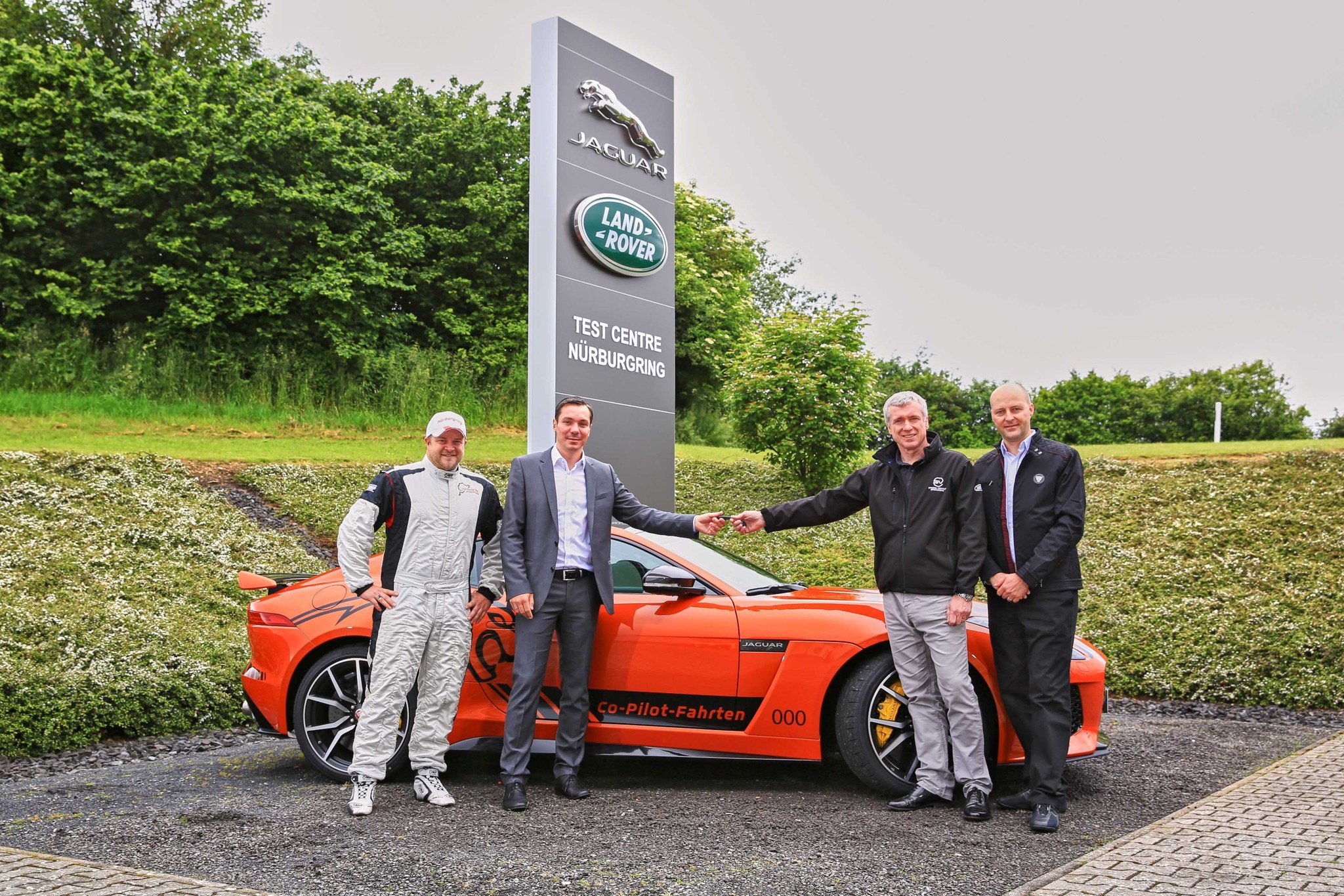 Jaguar F-TYPE SVR