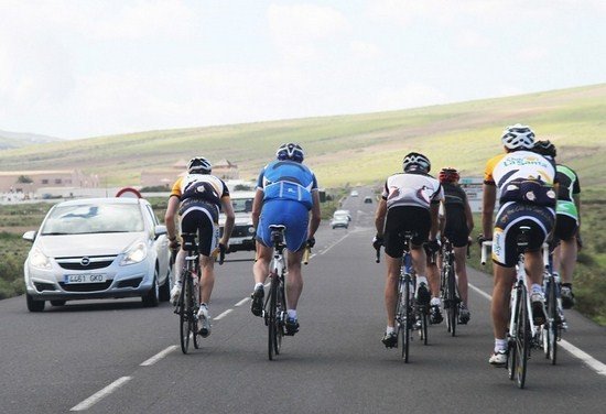 Ciclistas en carretera