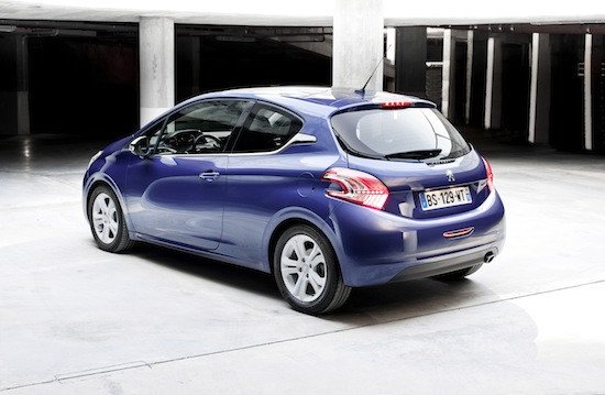 El diseño es puramente Peugeot, pero el 208 tiene muchos más detalles y adornos que el 207.
