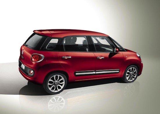 El Fiat 500L mide 4,14 m de largo, por lo que se adentra en el segmento B.