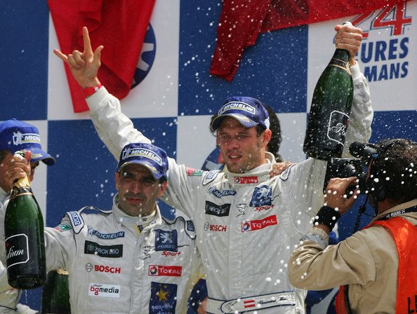 Marc Gene y Alexander Wurz celebran la victoria en Le Mans en 2009