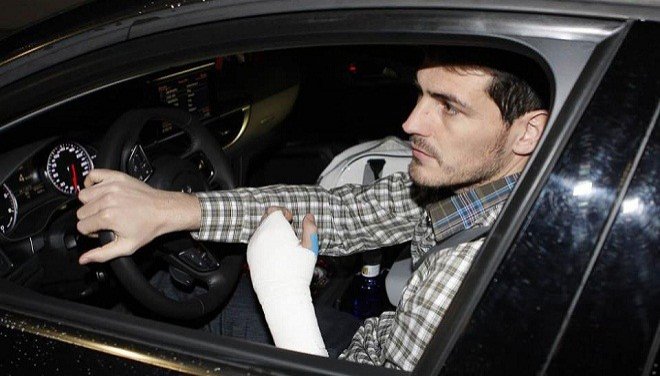 Casillas conduciendo