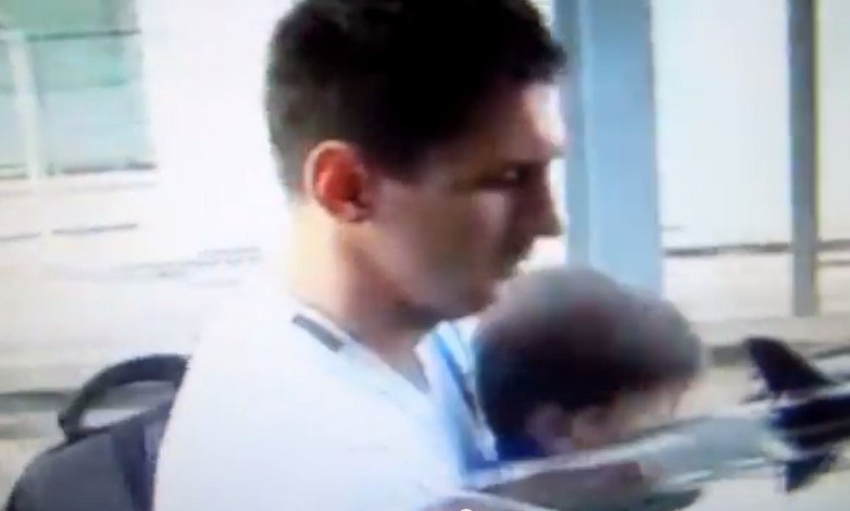Messi e hijo en coche