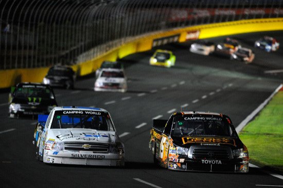 Defendiendo el interior en su estreno en la Nascar en la categoría Truck Series.