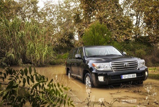 La tecnología todoterreno del Land Cruiser 200 es inmensa, pero las llantas de 20