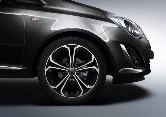 Las versiones All Black y All White tienen hasta las llantas pintadas del color del coche.