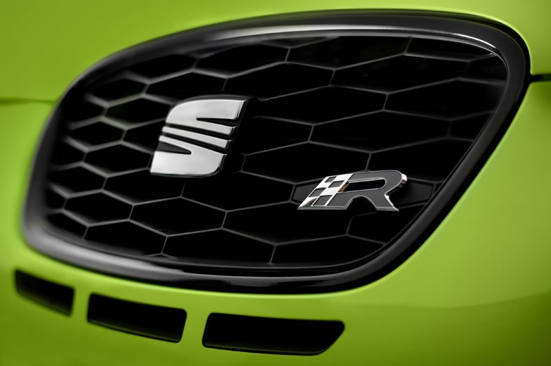 Esa R en la parrilla frontal es lo que diferencia el morro del Cupra R al Cupra 