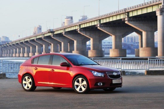 El Cruze de 5 puertas sólo cambia en la parte trasera respecto al Sedan.