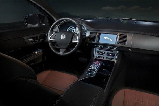 En el interior hay mejoras para dar un aspecto más elegante y en los sistemas de información y audio