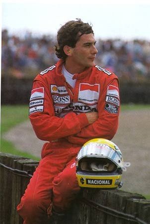 Ayrton mirando al horizonte