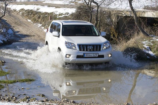 Toyota Land Cruiser en charco