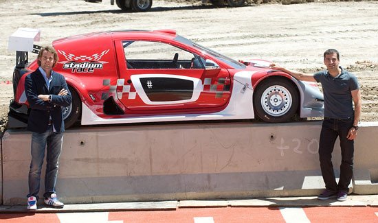 Andy Soucek y Marc Gené junto al Stadium Race Car que usarán en la carrera. 