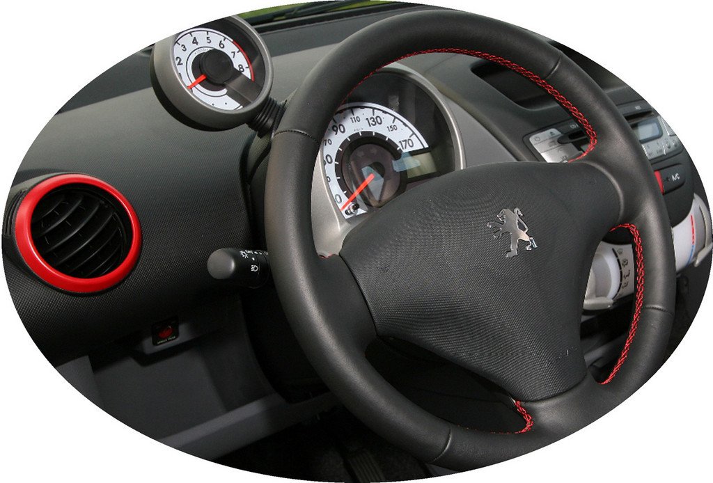 Interior con bordados en rojo y detalles que le dan un aspecto más racing