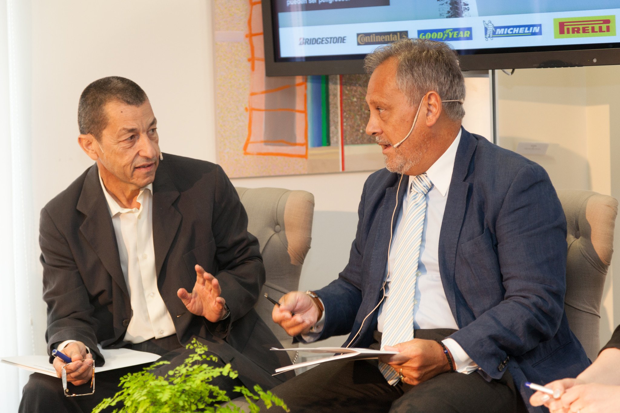 Carlos Arnáiz, del Institu Nacional de Consumo, y Eugenio de Dobrynine –CEA-