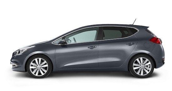 La línea lateral muestra un Kia Cee'd más afilado y aerodinámico, con el parabrisas más inclinado.