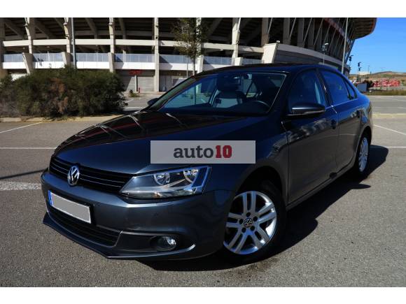 OCASION VOLKSWAGEN JETTA 1.6 TDI 105 CV SPORT. COLOR GRIS ESPEJO METALIZADO