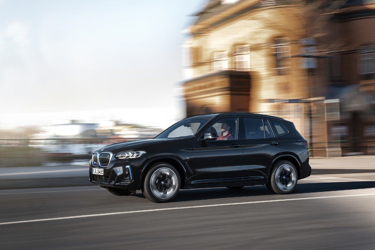 El BMW iX3 se renueva y ya tiene precio: 73.300 euros