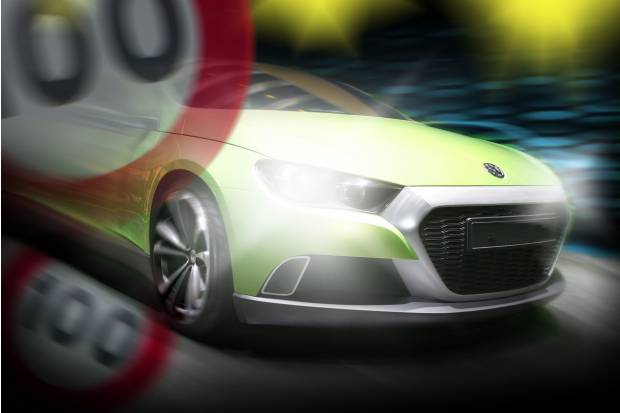 ¿Puedo rebasar el límite de velocidad al adelantar a otro vehículo?