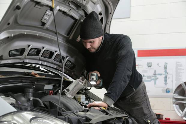 Bricolaje fácil: cosas que puedes hacer tú mismo en el coche aunque no seas mecánico