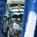 Limpiar el coche con manguera gasta 500 litros de agua frente a los 300 de un autolavado
