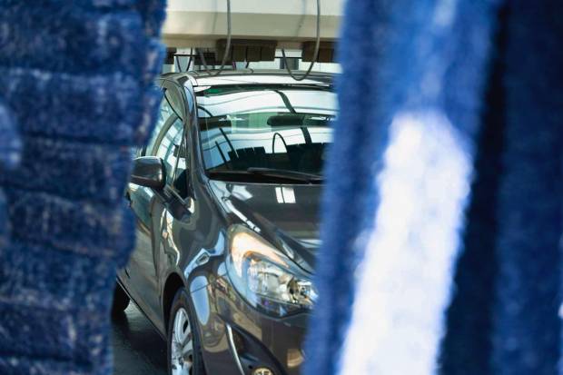 Limpiar el coche con manguera gasta 500 litros de agua frente a los 300 de un autolavado