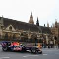 Vídeo: Mark Webber circulando con su Red Bull F1 por Londres