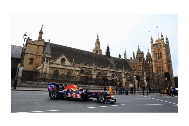 Vídeo: Mark Webber circulando con su Red Bull F1 por Londres