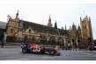 Vídeo: Mark Webber circulando con su Red Bull F1 por Londres