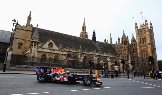 Vídeo: Mark Webber circulando con su Red Bull F1 por Londres