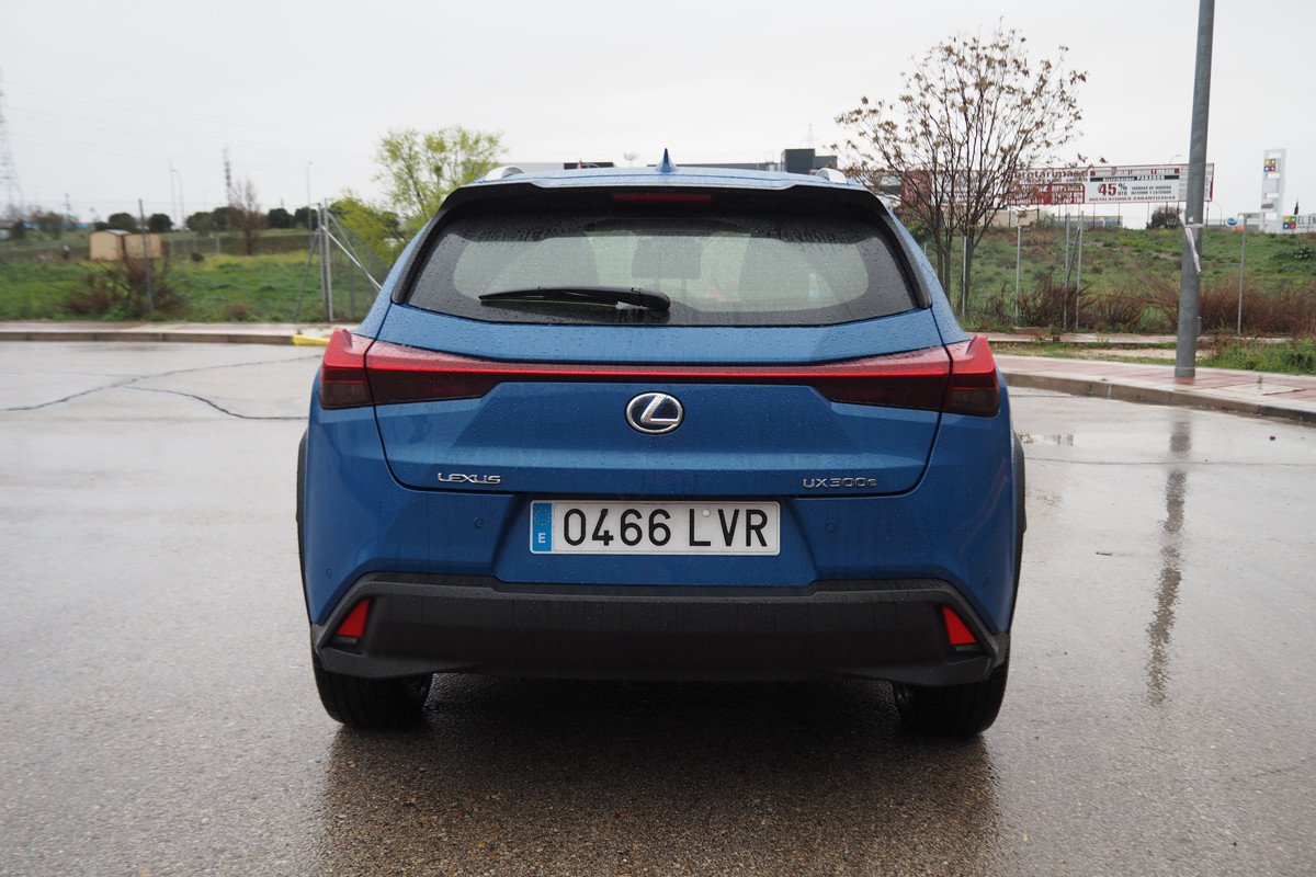 Prueba y opinión del Lexus UX 300e: precio, autonomía y maletero