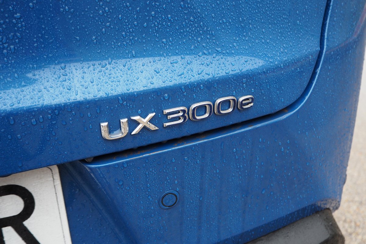 Prueba y opinión del Lexus UX 300e: precio, autonomía y maletero