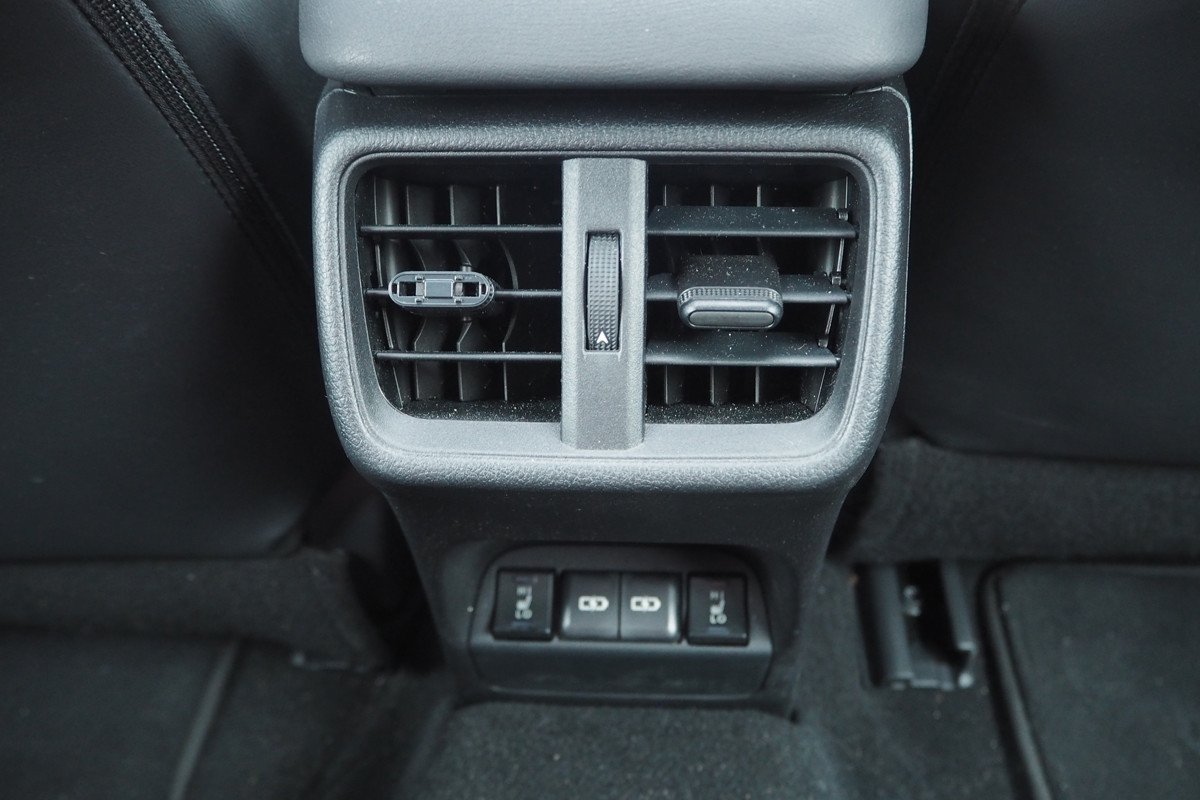 Prueba y opinión del Lexus UX 300e: precio, autonomía y maletero