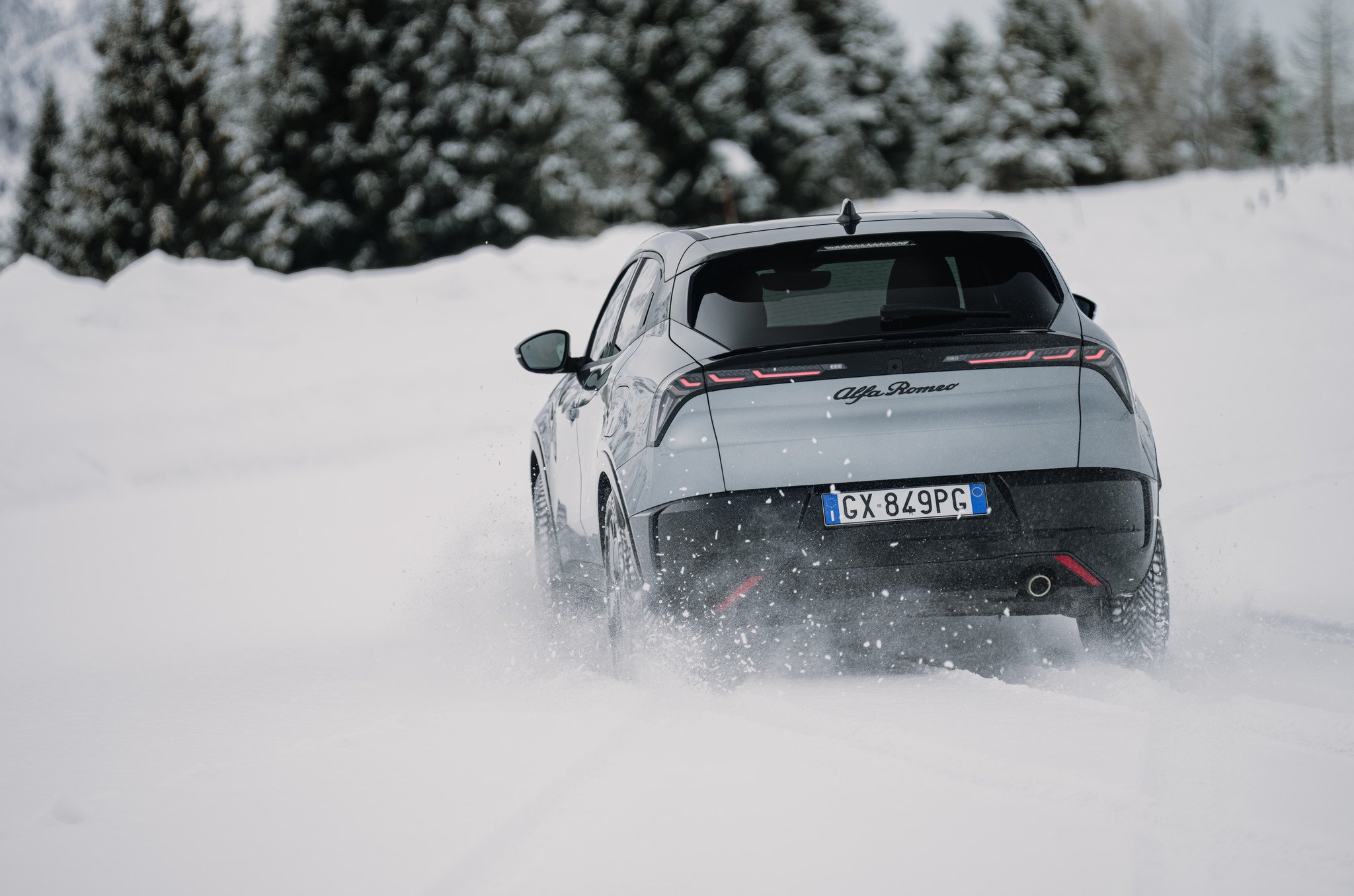 Alfa Romeo Junior Q4 Nieve