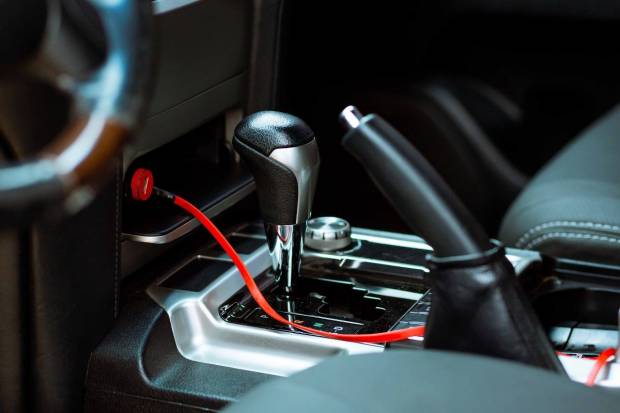 Cómo tensar el freno de mano de tu coche paso a paso sin ir al taller