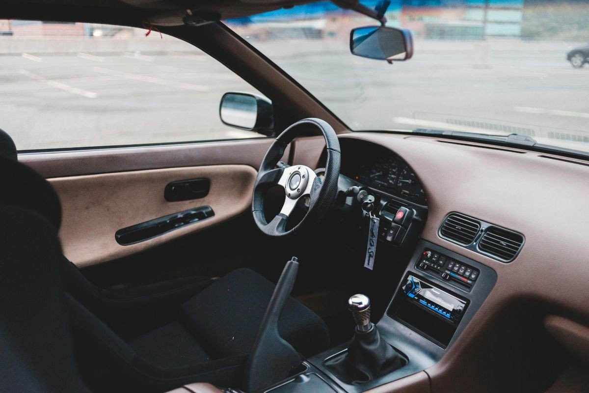 Cómo tensar el freno de mano de tu coche paso a paso sin ir al taller