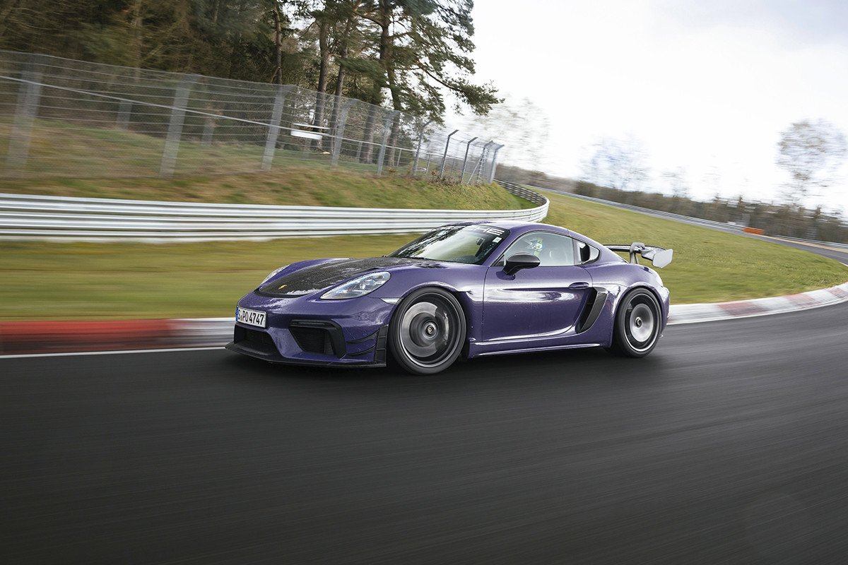 Porsche rodando en circuito
