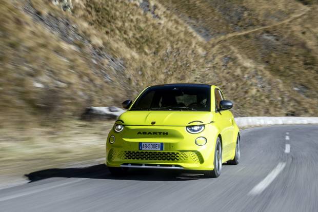 Nos montamos en el Abarth 500e: primeras impresiones, su sonido particular y precio