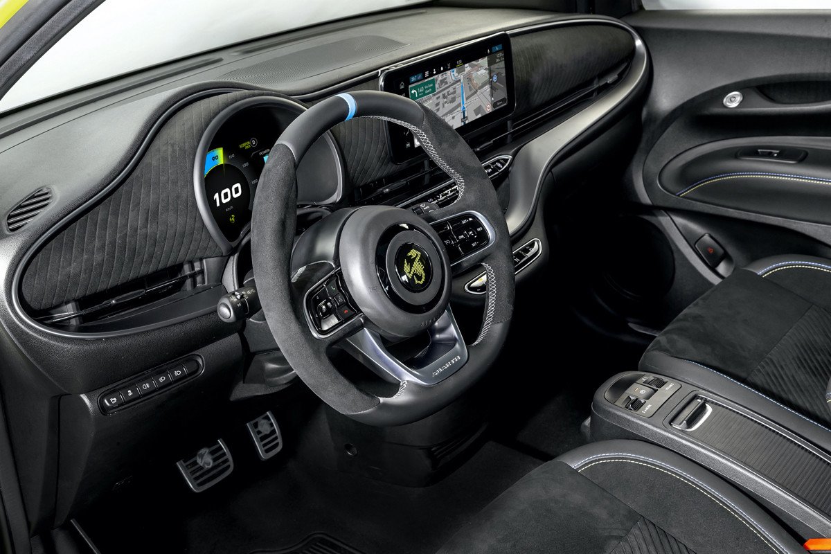 Nos montamos en el Abarth 500e: primeras impresiones, su sonido particular y precio