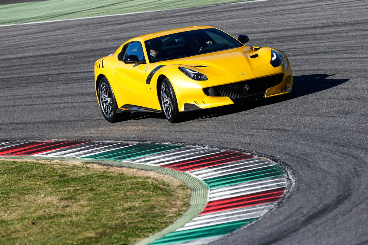 Vídeo: primeras imágenes del Ferrari F12tdf en movimiento