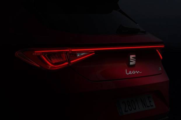 Primeras imágenes del nuevo SEAT León con camuflaje modernista