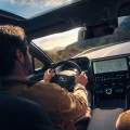Se pueden utilizar los cascos de conducción ósea para conducir un coche en España