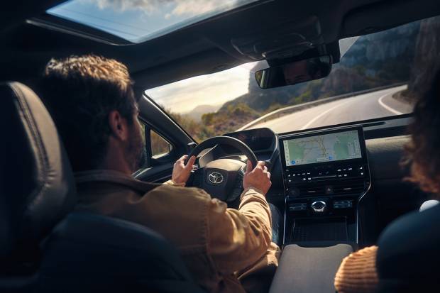 Se pueden utilizar los cascos de conducción ósea para conducir un coche en España