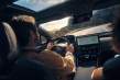 Se pueden utilizar los cascos de conducción ósea para conducir un coche en España