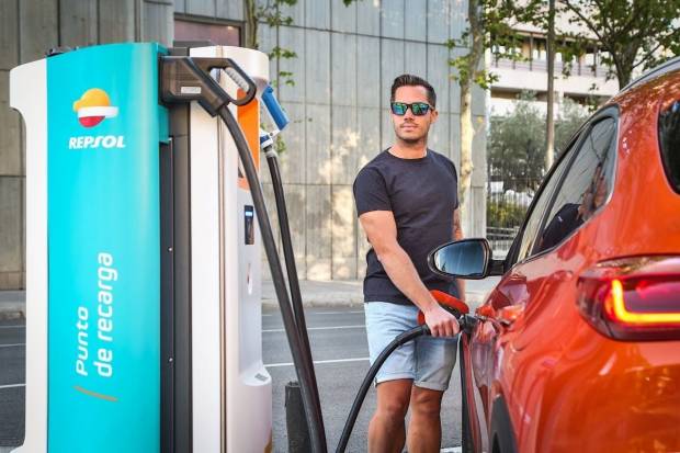 Un seguro a todo riesgo específico para coches híbridos enchufables desde 249 euros.