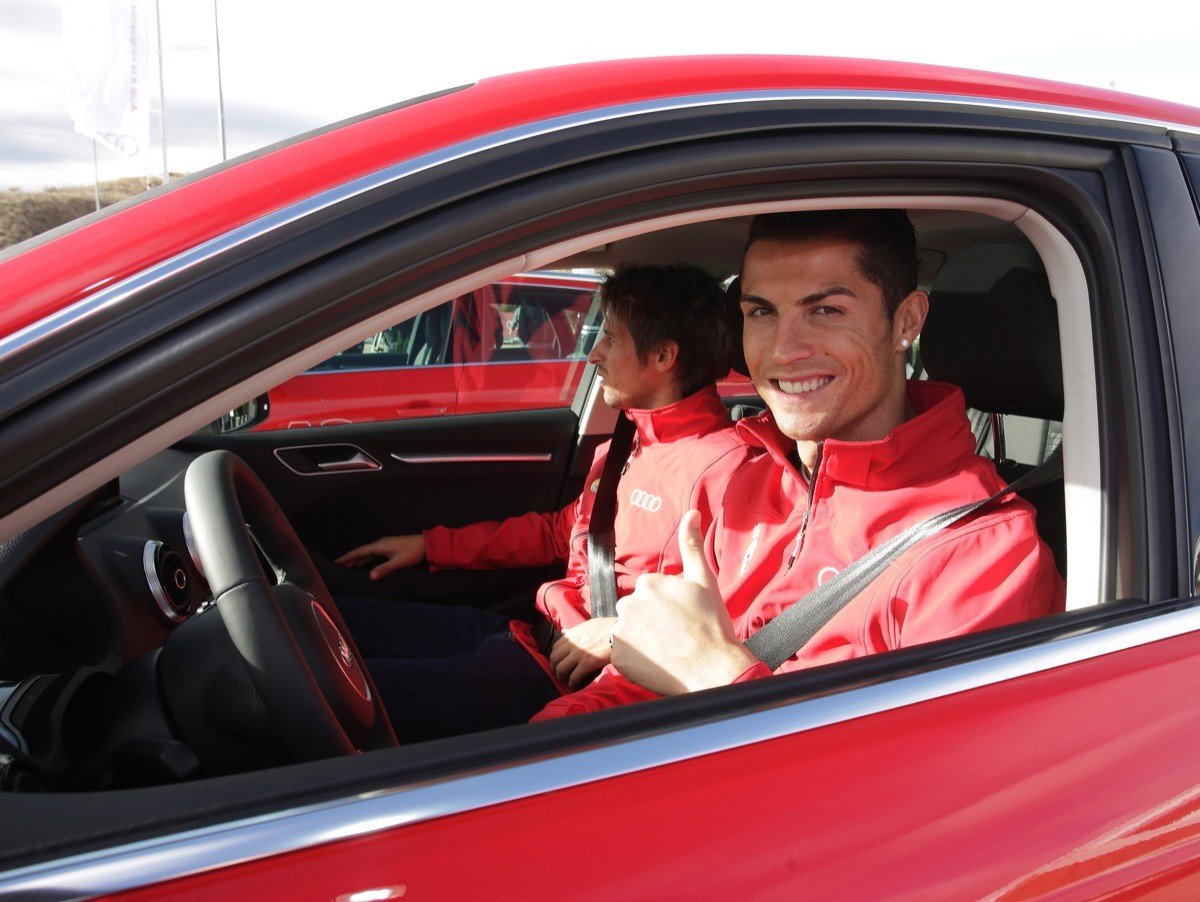 Los jugadores del Real Madrid conducen el nuevo Audi A3 e-tron