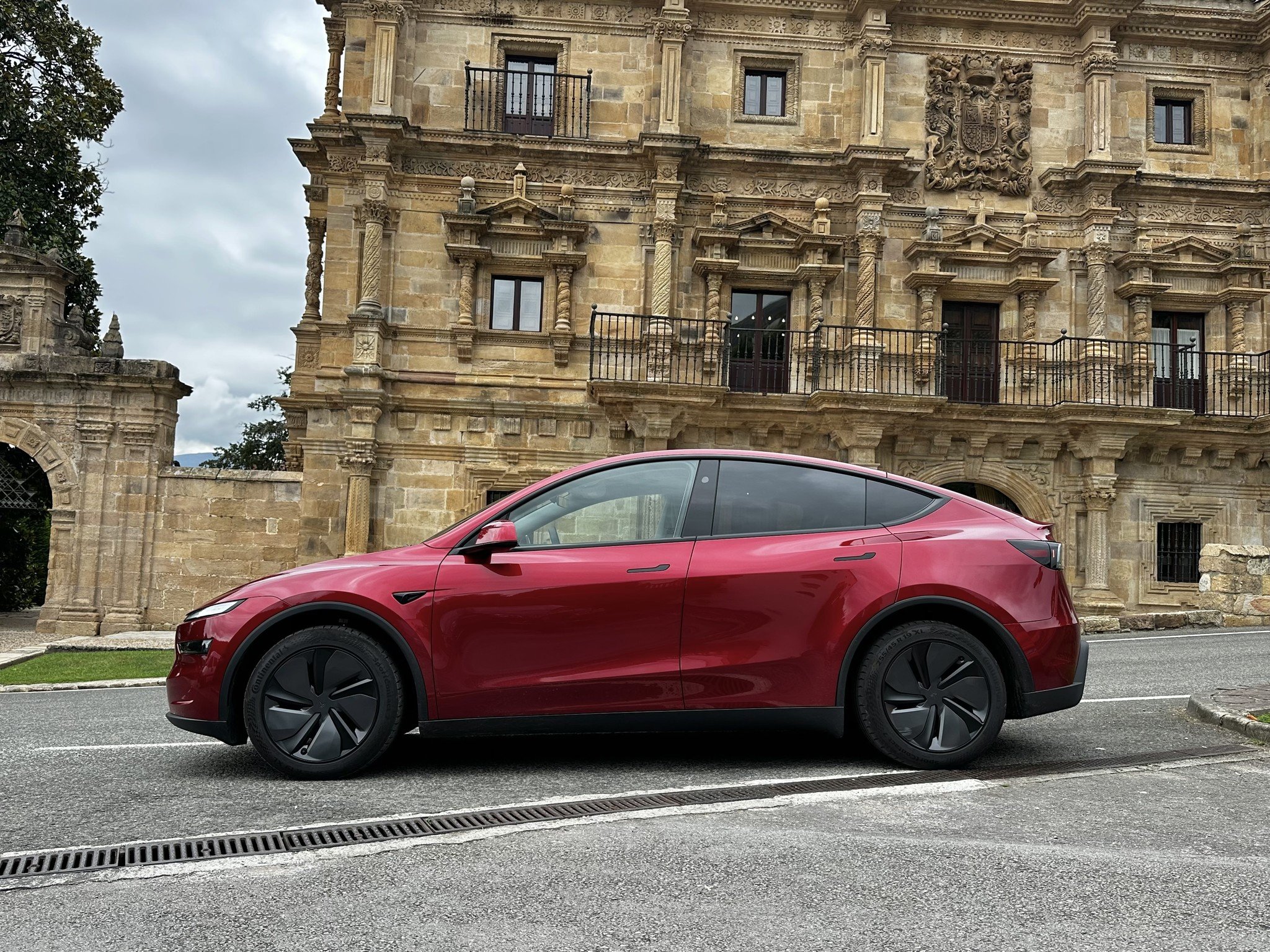 La verdad de viajar en un SUV eléctrico: lo probamos con un Tesla Model Y por Cantabria