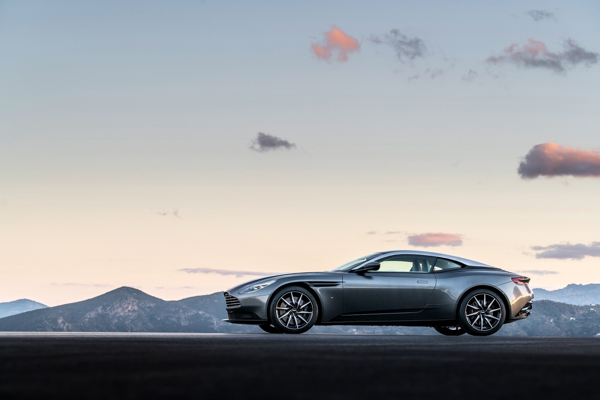 Aston Martin DB11: 608 CV de estilo británico