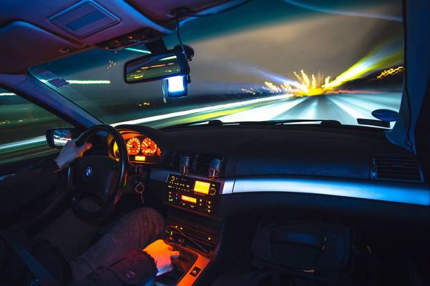 Estas son las multas que te pondrán por usar mal las luces del coche