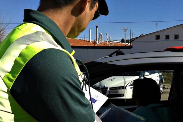 Coches, motos y furgonetas camuflados de la DGT: pistas para reconocerlos